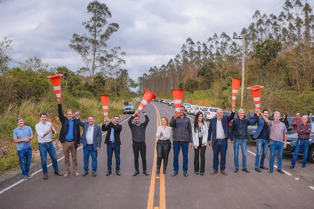 ADMINISTRAÇÃO MUNICIPAL INAUGURA A PAVIMENTAÇÃO ASFÁLTICA DA ESTRADA GERAL VILA BROCCA EM MAMPITUBA