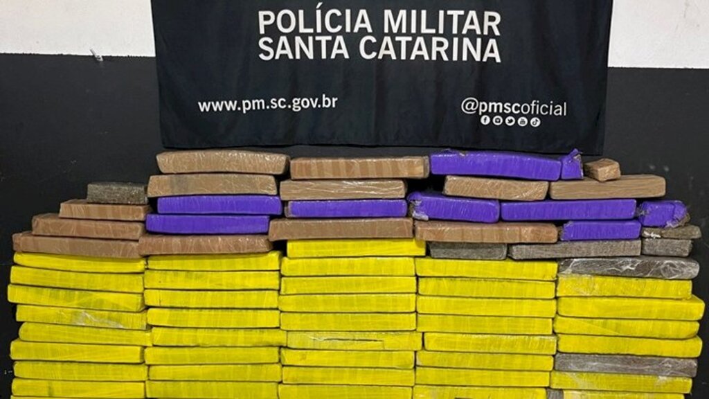 Mãe e filho são presos com mais de 48 quilos de maconha em Itajaí