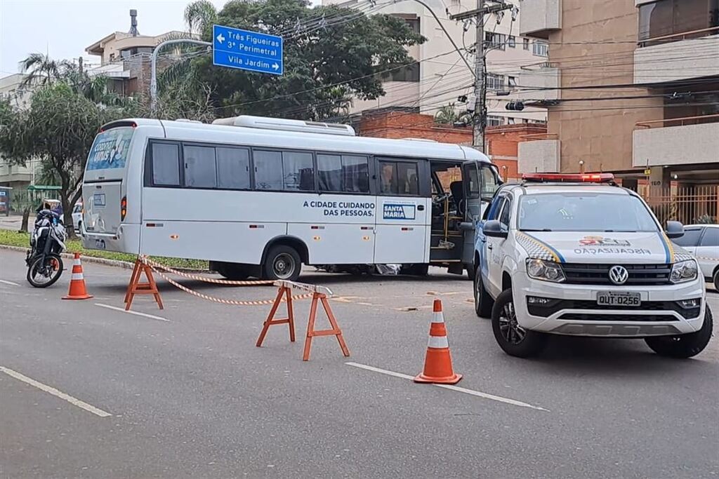 Após colisão com micro-ônibus da prefeitura de Santa Maria, motociclista morre em Porto Alegre