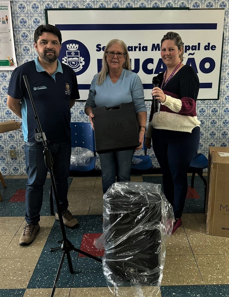 EDUCAÇÃO ENTREGA EQUIPAMENTO DE SOM AO CONSELHO MUNICIPAL DE EDUCAÇÃO