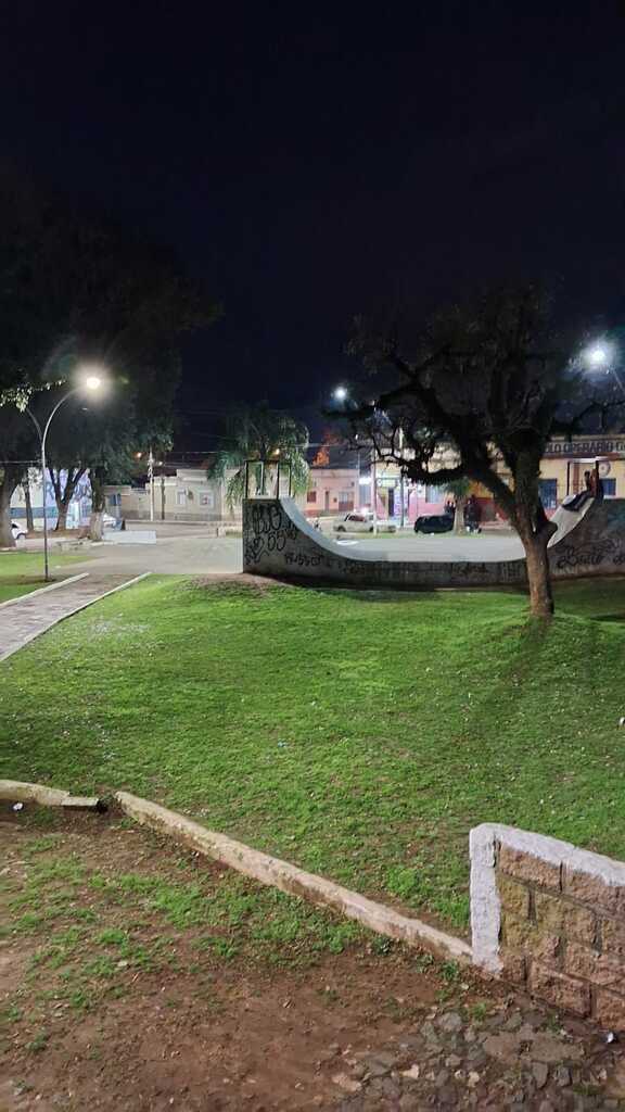 PRAÇA CAMILO MÉRCIO GANHA LÂMPADAS DE LED