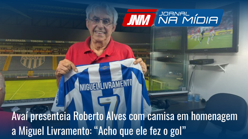 Avaí presenteia Roberto Alves com camisa em homenagem a Miguel Livramento: “Acho que ele fez o gol”