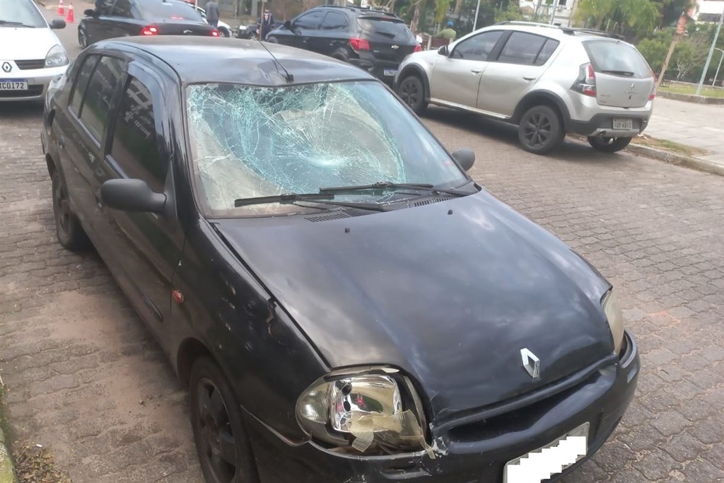 Foto: Gilberto Ferreira - Veículo Renault Clio que estava com a documentação atrasada foi recolhido ao pátio do Detran