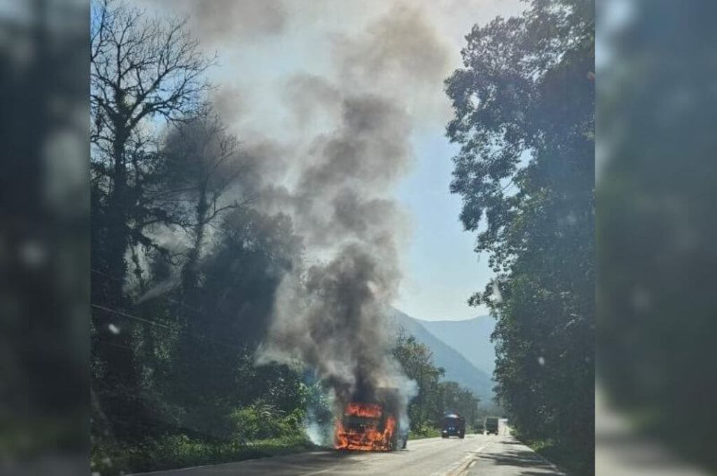 Caminhão pega fogo na Serra Dona Francisca, em Joinville