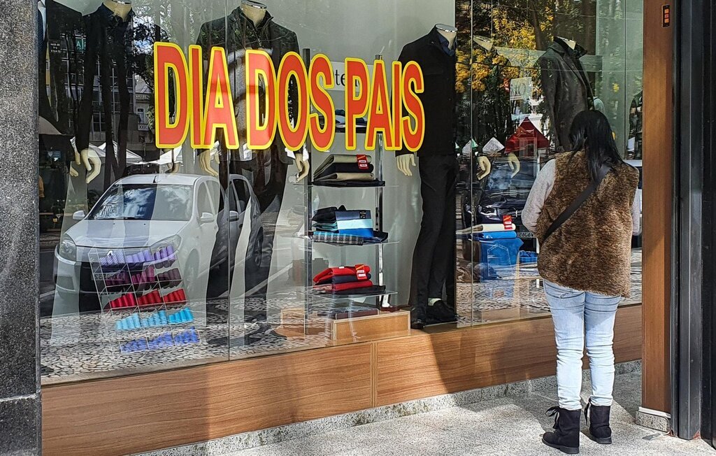 DIA DOS PAIS DEVE MOVIMENTAR R$ 7,6 BILHÕES EM 2023