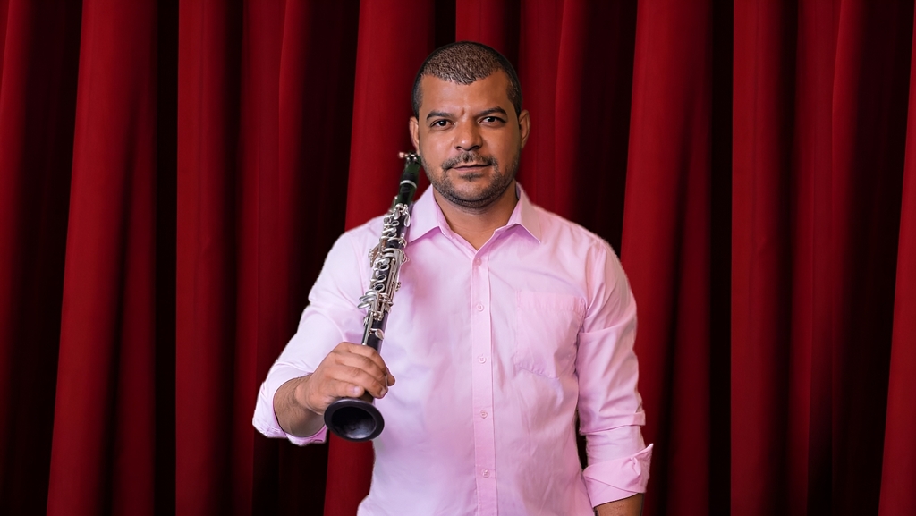 Foto: Divulgação - Dilber Alonso, além de tocar clarineta, saxofone alto e soprano, assina a direção do espetáculo, que faz parte do projeto Tributos