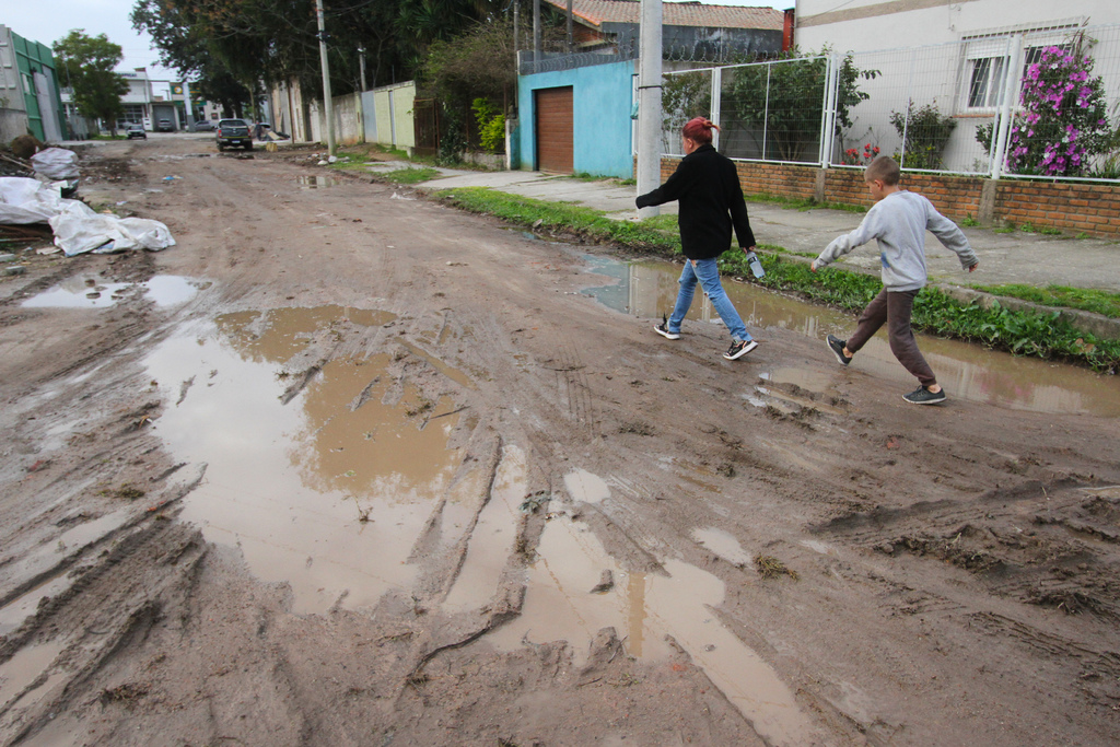 Foto: Carlos Queiroz - DP - Moradores seguem enfrentando os mesmos problemas em meio à buraqueira nas vias