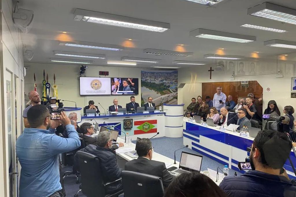  - Votação na Câmara de Vereadores para a escolha do prefeito de Tubarão — Foto: Rachel Schneider/NSC TV