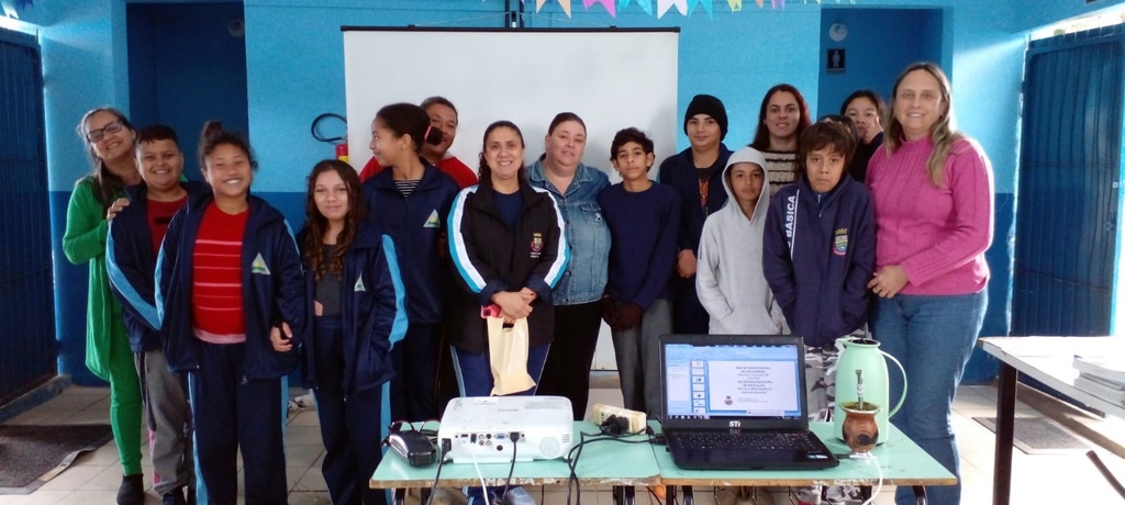 NUTRICIONISTA DA SEME PALESTRA PARA PAIS E ALUNOS DA ESCOLA CAMILO MÉRCIO