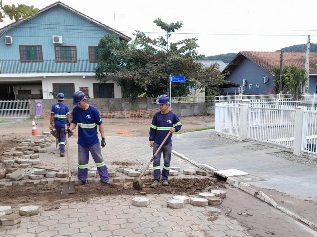 Obras para expansão das redes de esgoto seguem avançando por bairros de São Francisco do Sul