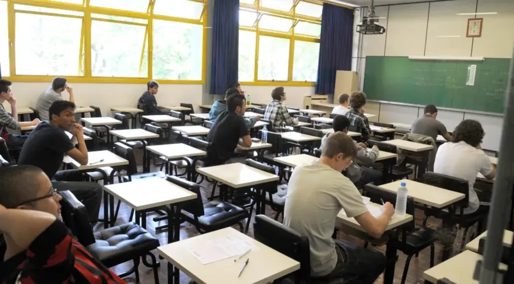 Carga horária de escolas brasileiras podem ter um aumento de 33%