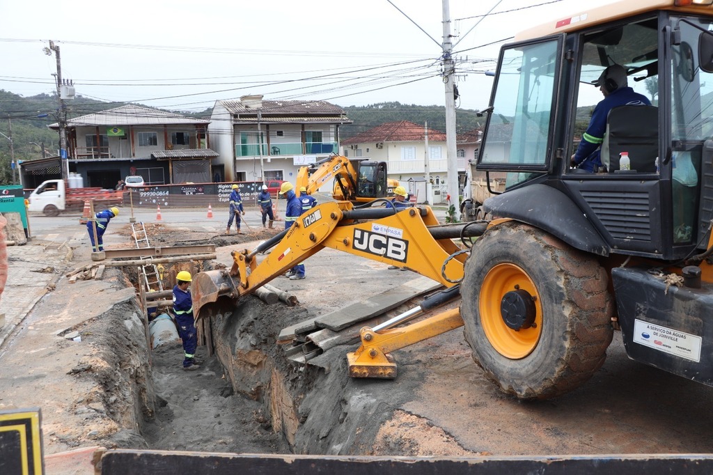 Rua Boehmerwald recebe obras para instalação da adutora Piraí Sul