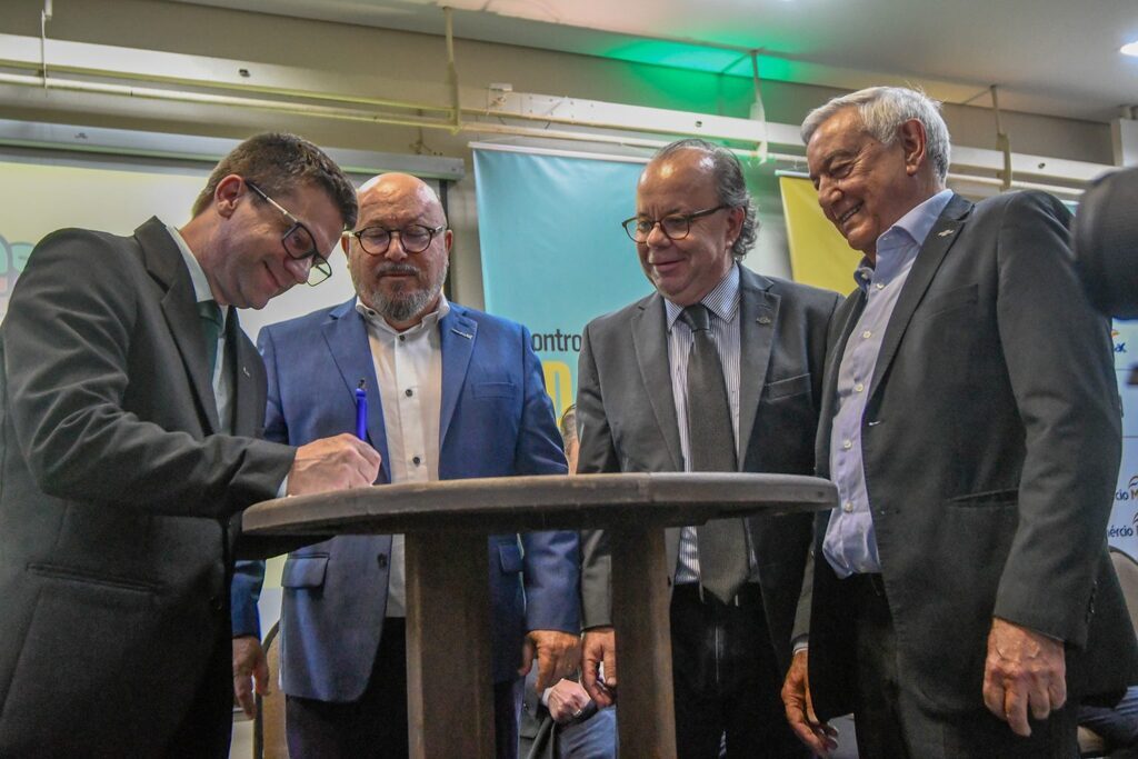  - - Presidente da FCDL, Onildo Dalbosco Júnior, presidente da Fecomércio, Hélio Dagnoni, presidente do Conselho Deliberativo do Sebrae/SC, Renato Campos Carvalho, e presidente da Faesc, José Zeferino Pedroso