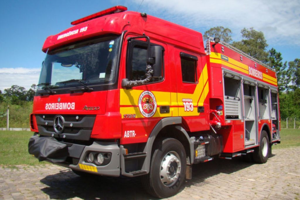 Bombeiros combatem incêndio em padrão de energia em Vila Alvorada