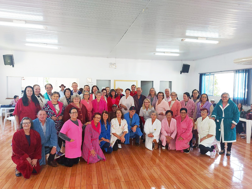 TERCEIRA IDADE FAZ EVENTO TEMÁTICO E ENTRA NO CLIMA DA FESTA DO ROUPÃO