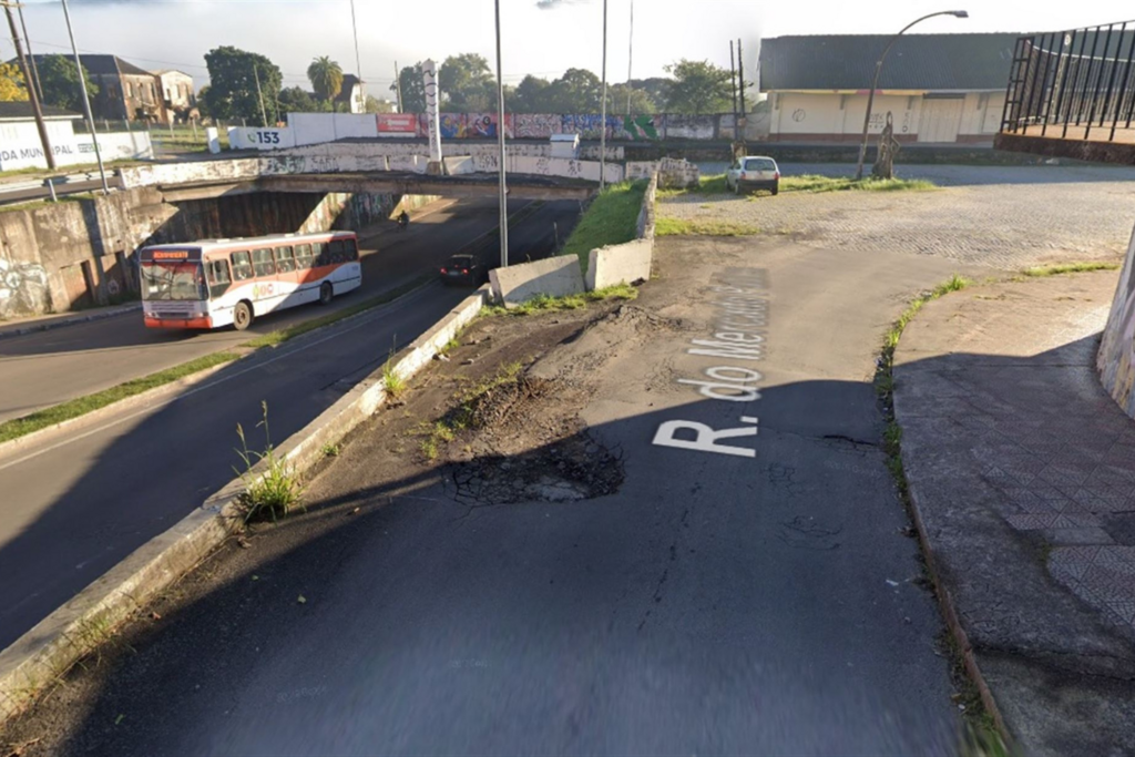 Fotos: Google Street View (Reprodução) - Num trecho, só há meio-fio para proteção dos veículos que passam pela via lateral de acesso à Gare. Na Calourada, havia gradis móveis