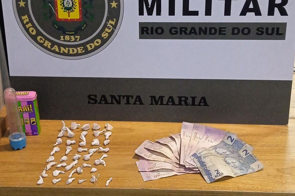 Foto: Brigada Militar - 41 porções de crack pesando 17,5 gramas e R$ 49 foram apreendidos com o homem