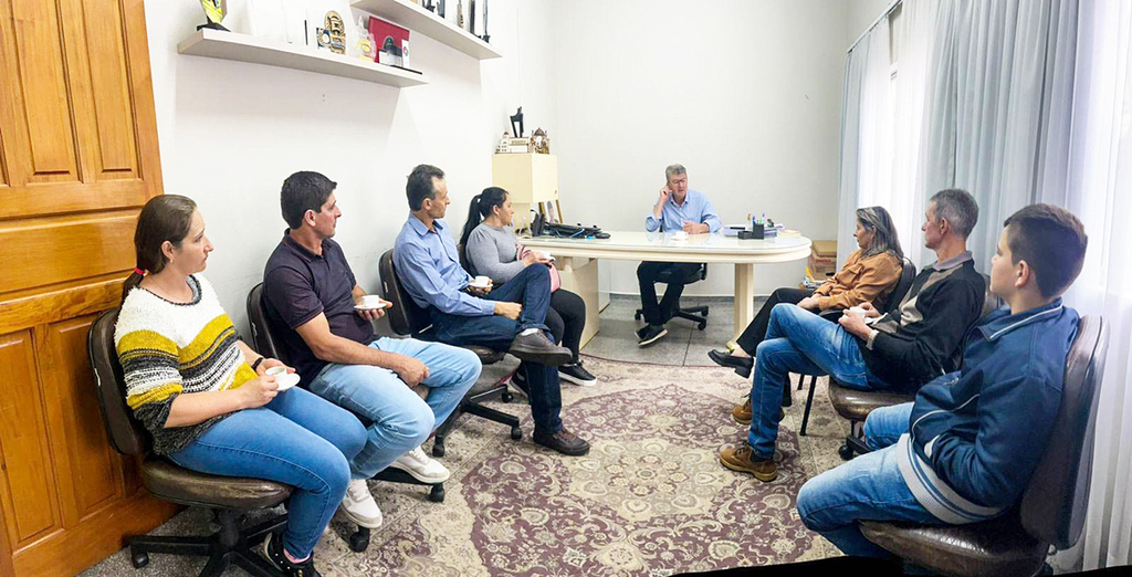 Prefeito de Capinzal recebe a visita de representantes da localidade de Capitel Santo Antônio