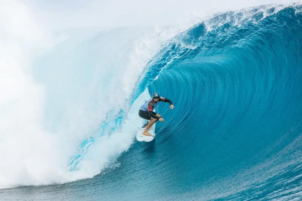  - Yago Dora acelera para sair do tubo em Teahupoo — Foto: Damien Poullenot / WSL