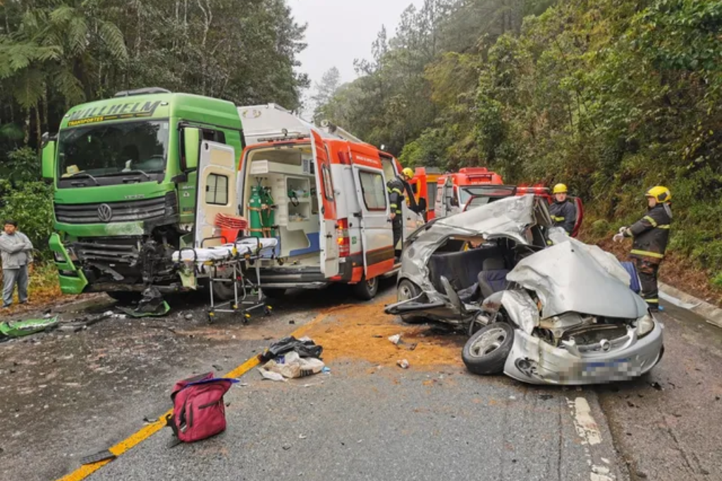  - Acidente entre carro e caminhão em rodovia de SC — Foto: CBM/SC