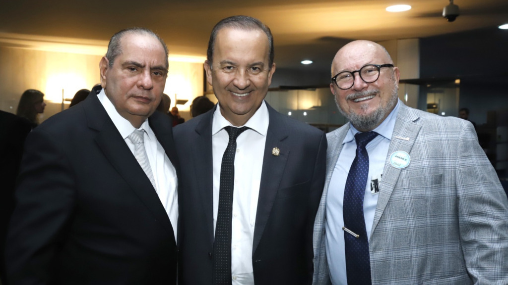  - José Roberto Tadros, presidente da CNC, Governador Jorginho Mello (PL) e Hélio Dagnoni, presidente da Fecomércio