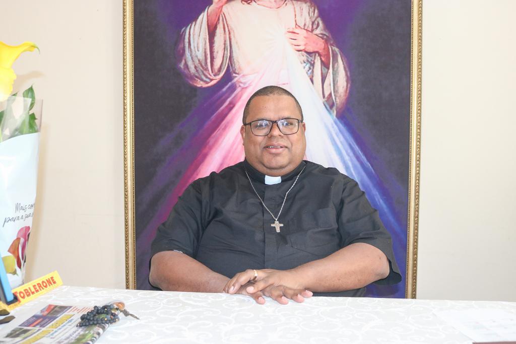 DESTAQUE DA SEMANA: Pároco da Paróquia São José Operário, de Vila São João, padre Ozeias Vieira dos Santos.