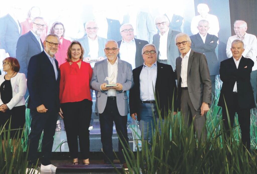  - Marcos Bedin (MB Comunicação), Deborah Almada (ACI), Cesar Valente (homenageado), Ailton Carlos Coelho (Adjori e Sindejor) e Romeu Bet (Aurora)