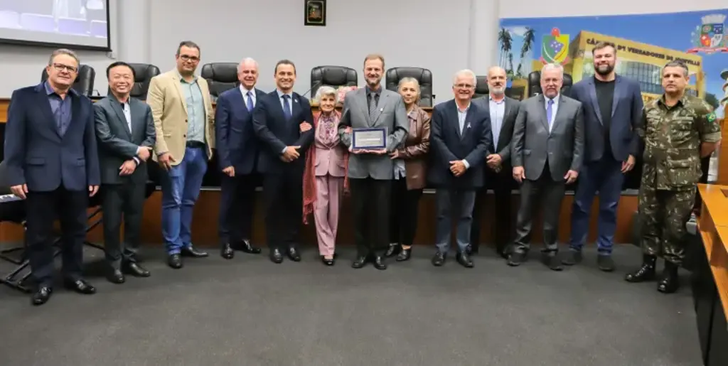 Cantor lírico Douglas Hahn recebe título de Cidadão Benemérito de Joinville