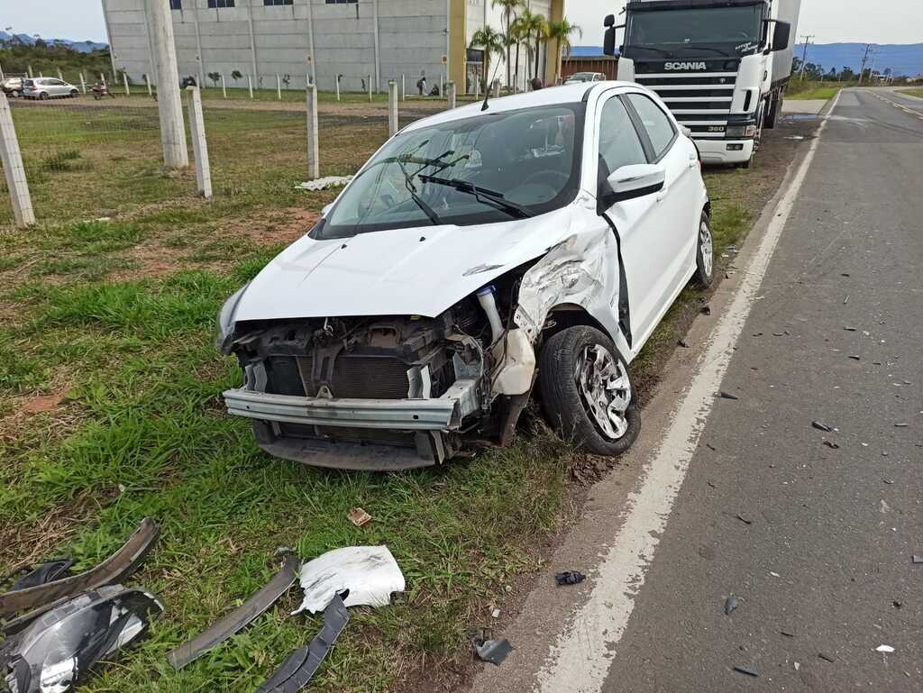 REGISTRADO ACIDENTE ENTRE CARRO E CARRETA NA SC-290 EM SÃO JOÃO DO SUL