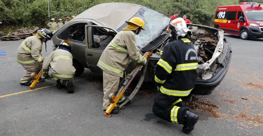 Foto: André Hellmann / Divulgação / CBVJ - Módulo resgate veicular no curso de formação de bombeiro voluntário operacional do CBVJ