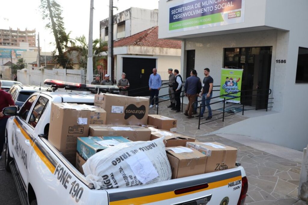 Brigada Militar entrega 1 mil peças de roupas, calçados e cobertores para secretaria em Santa Maria