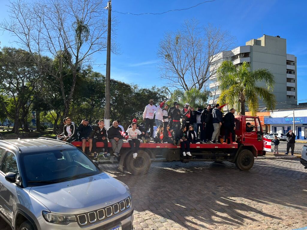 Índio festeja com carreata