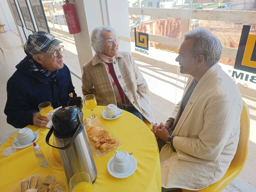 Ex-aluna e ex-funcionária do Colégio Centenário de 101 anos visita obras em prédio que pertenceu à instituição