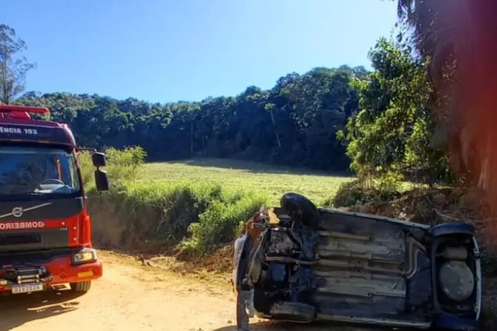 Caroneira fica presa nas ferragens de carro em acidente em Cocal do Sul