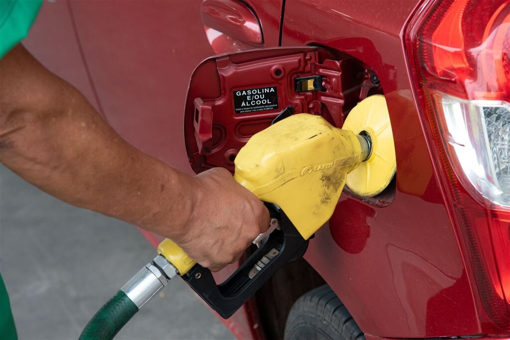 Foto: Eduardo Ramos - Com o reajuste, o litro da gasolina chegará a R$ 2,93, uma alta de R$ 0,41. Já o diesel vai subir R$ 0,78, chegando a R$ 3,80 por litro