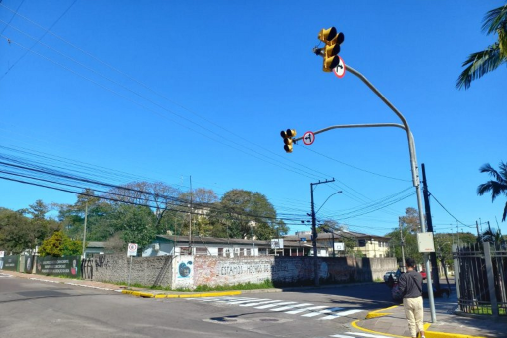 título imagem Semáforo no cruzamento das ruas Tuiuti e Appel começa a funcionar nesta quarta-feira