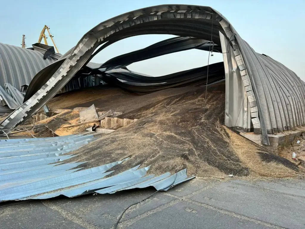 Ataque russo causa destruição de porto ucraniano às margens do Rio Danúbio