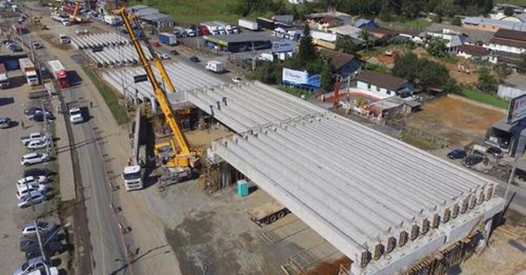 DNIT conclui lançamento de parte das vigas de viaduto na BR-470, em Blumenau