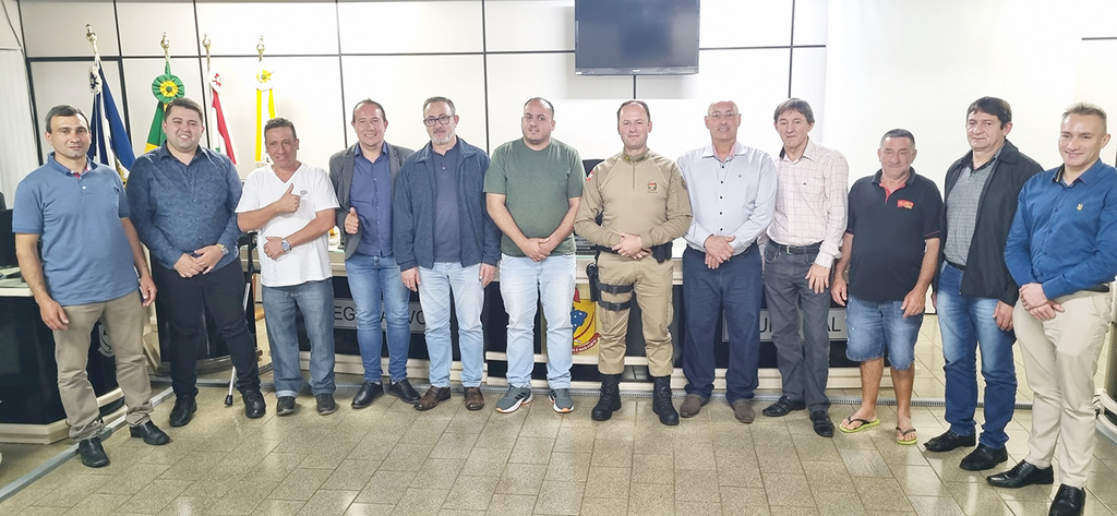 Aldo Azevedo / jornalista - Foto legenda: Vereadores, munícipes e o homenageado Major Garcez.