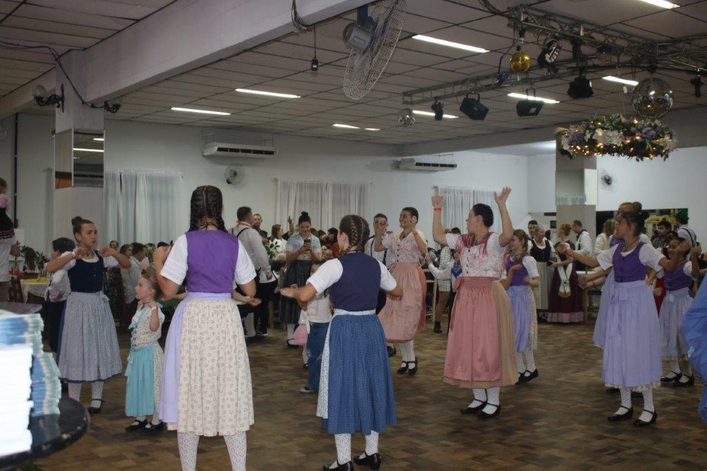 Volkstanzgruppe Blauer Berg lança livro dos 30 anos