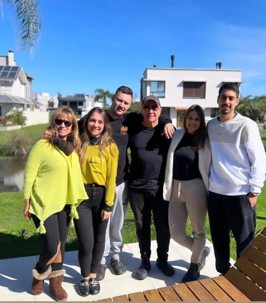  - Sabão Satte Alam com a esposa Viviane e os filhos Marcella, Elias, Antonella e Satte