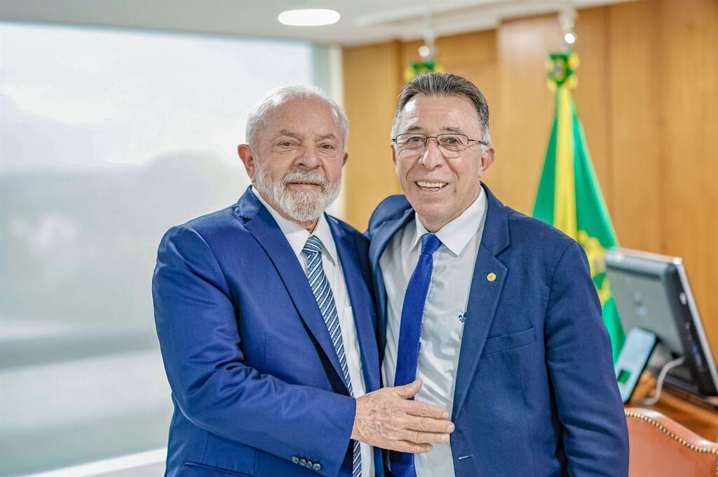 título imagem Em Brasília, Valdeci Oliveira tem rápido encontro com Lula