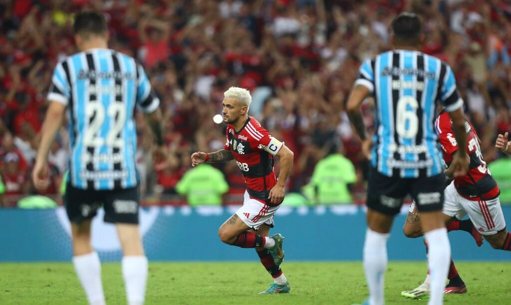 Foto: Gilvan de Souza - Flamengo - Gol do uruguaio surgiu após pênalti polêmico por toque de braço do zagueiro gremista Rodrigo Ely