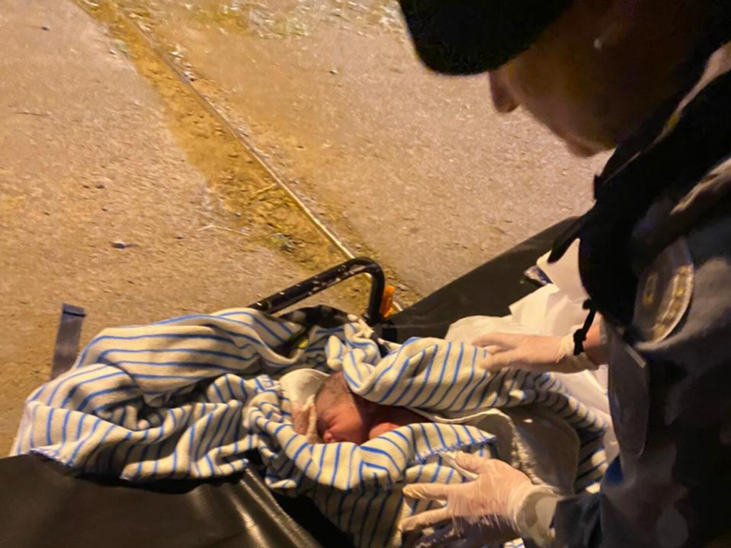 título imagem Policiais auxiliam no parto de mulher em situação de rua em Santa Maria