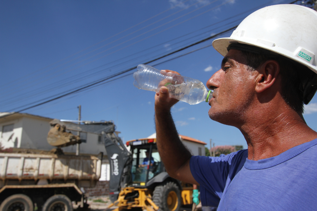 Foto: Carlos Queiroz - DP - Nas obras do Sanep, água é a aliada para lidar com o calor