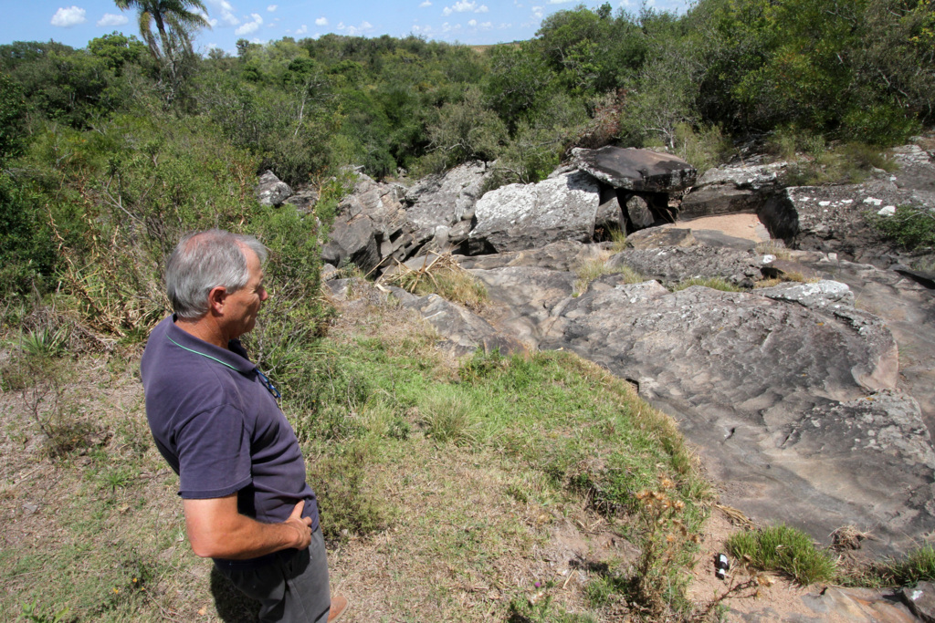 Jô Folha - DP - Muñoz observa desolado o local onde antes corria uma cachoeira