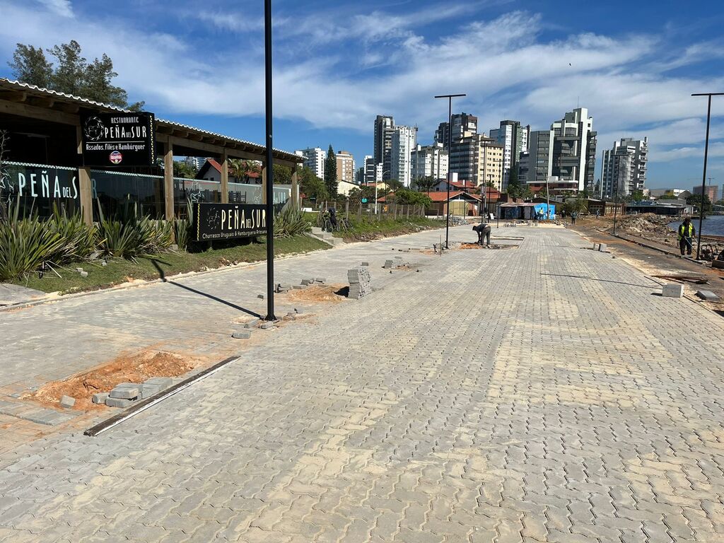 PREFEITO DE TORRES CARLOS SOUZA ACOMPANHA OBRAS EM ANDAMENTO NA CIDADE
