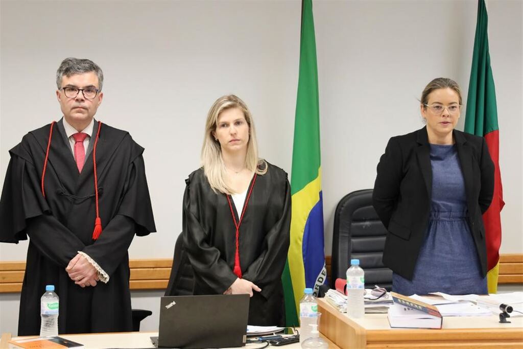 Galeria de imagens: Promotores de Justiça Francisco Saldanha Lauenstein (E) e Silvia Inês Miron Jappe (Centro), e a Juíza Cecília Laranja da Fonseca Bonotto (D)