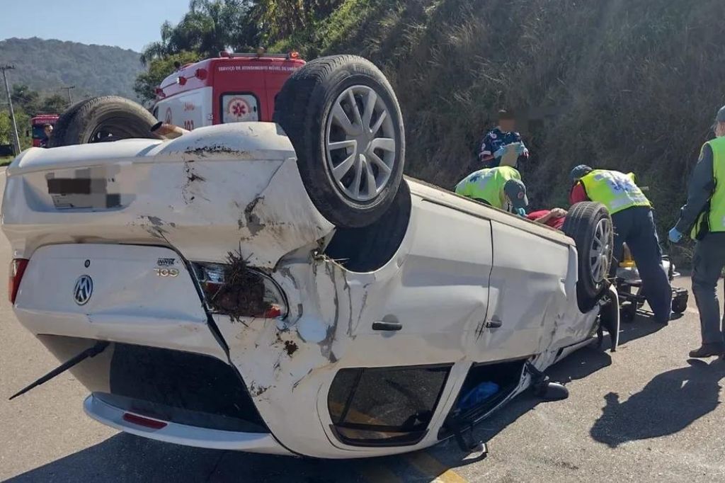  - Motorista disse que perdeu o controle do carro ao tentar matar uma aranha em SC — Foto: Corpo de Bombeiros/ Divulgação