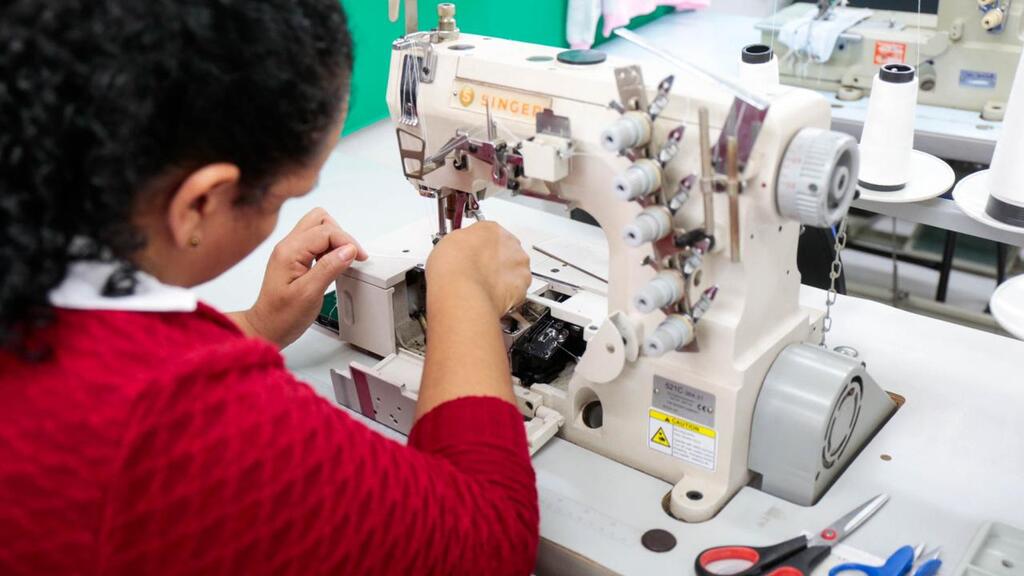 Cursos de costura incentivam empreendedorismo feminismo